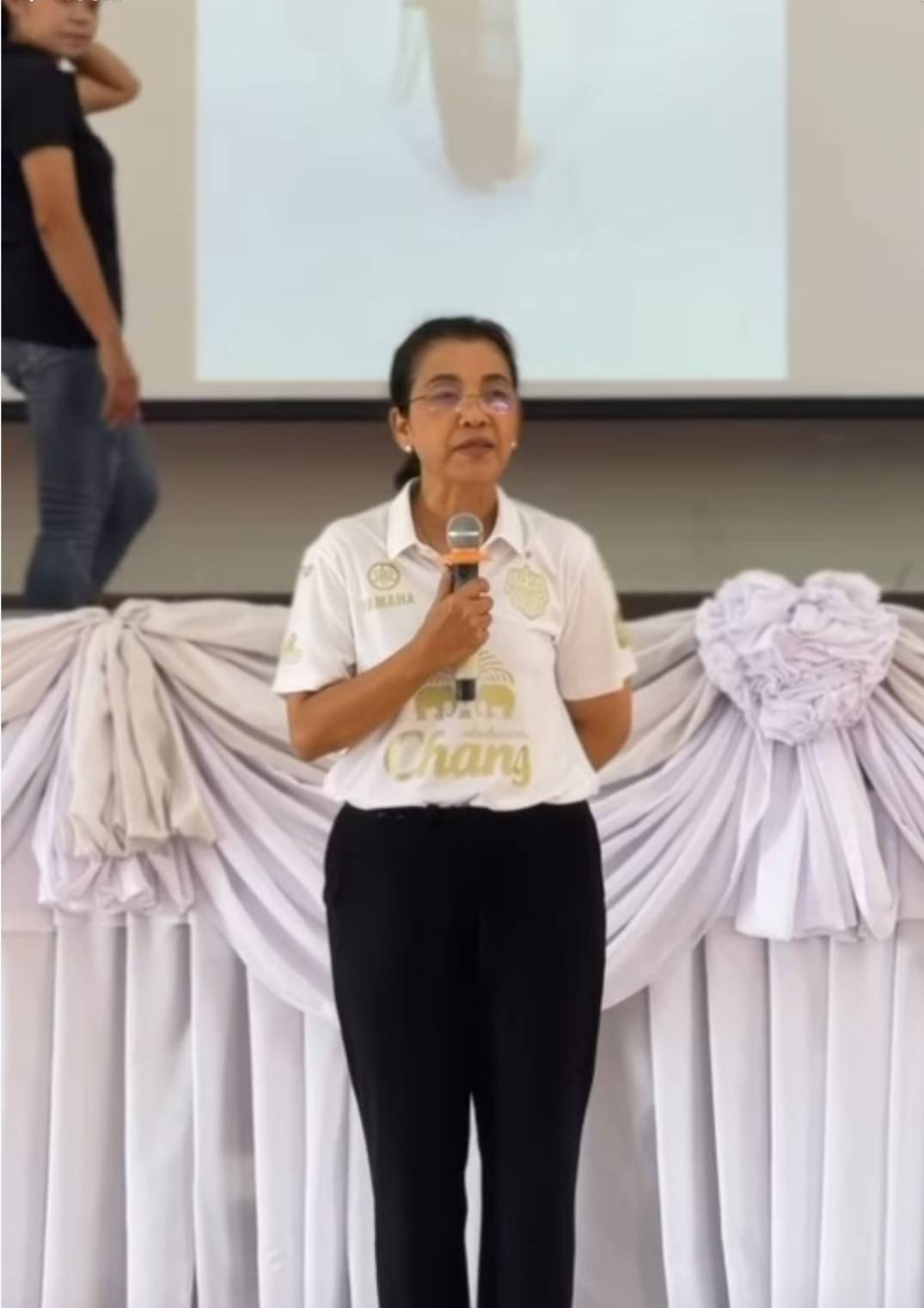 สำนักงานพัฒนาชุมชนอำเภอประโคนชัยอำนวยความสะดวกให้กับสตรีอำเภอประโคนชัยที่เข้าร่วมการรำบวงสรวงศรัทธามหาศิวะงาน ประเพณีขึ้นเขาพนมรุ้งประจำปี 2569